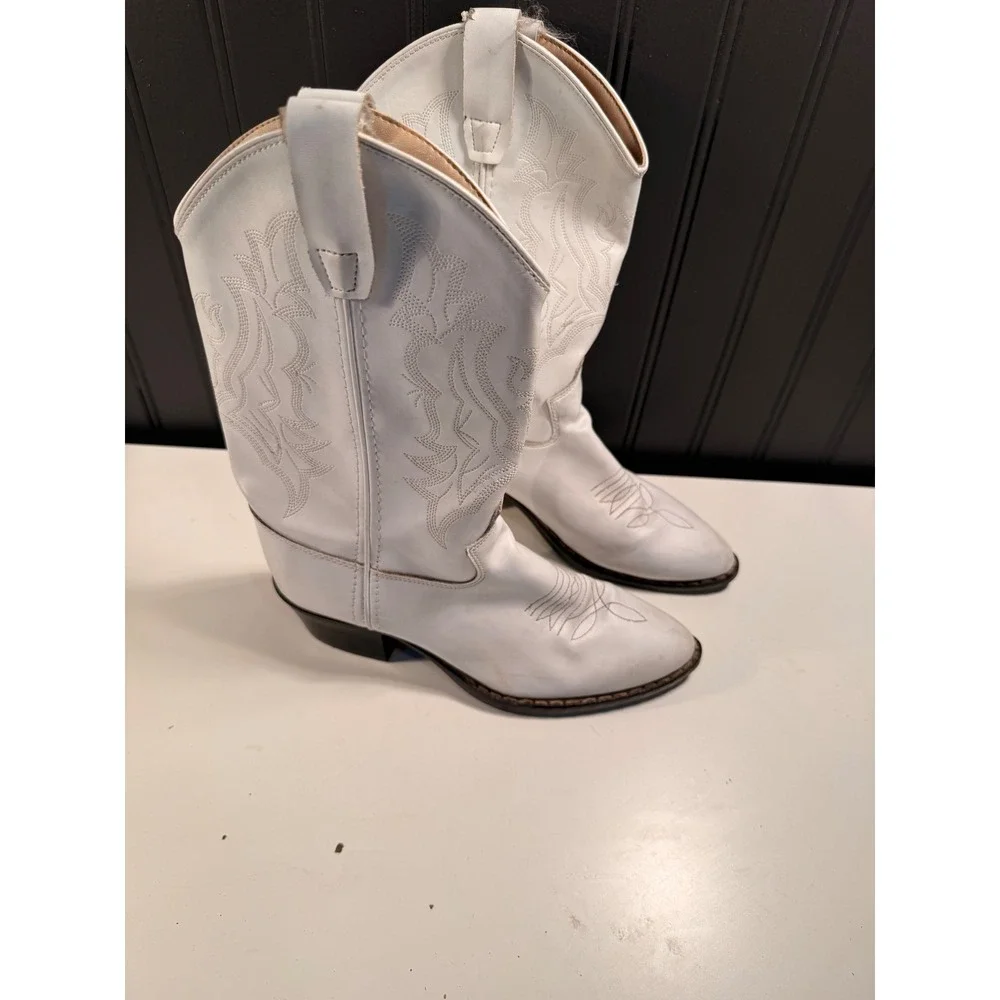 Shyanne White Faux Leather Western Cowboy Boots Size 5.0-D BVJ9134
